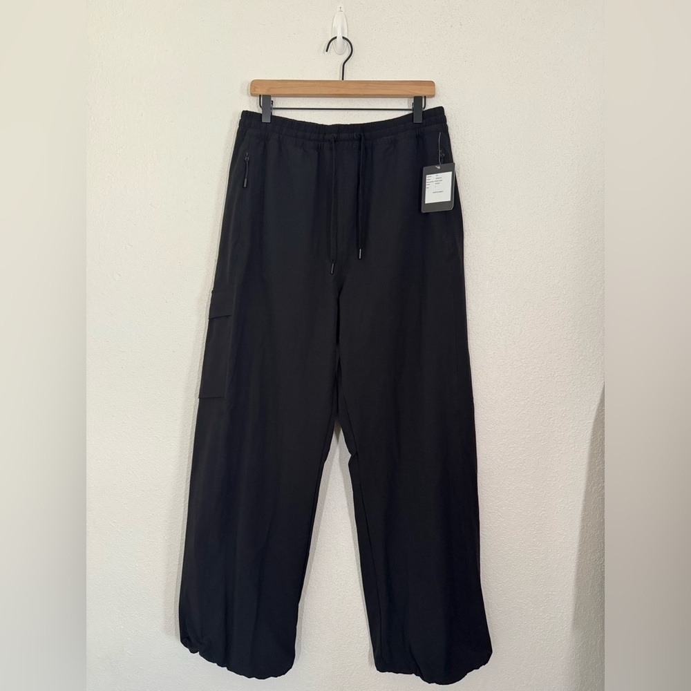 Beyond Yoga Peak Mid Rise Cargo Bungee Pant in Black Size Large NEW - Picture 4 of 9